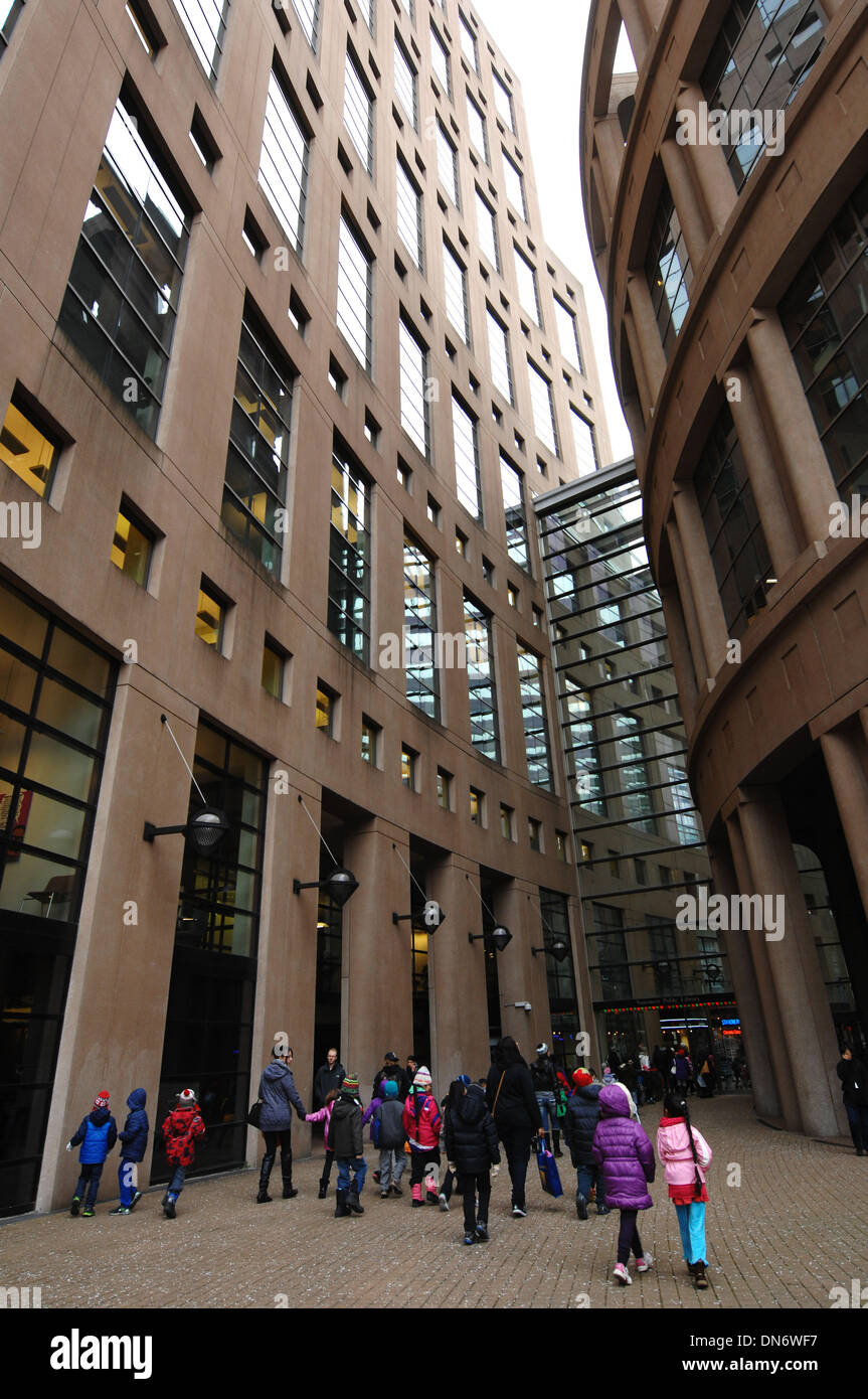 Vancouver. 18Th Oct, 2013. Les gens entrent dans la bibliothèque publique de Vancouver qui a été classé numéro un la bibliothèque publique dans le monde en Allemagne Université Heinrich Heine de Düsseldorf, le 19 décembre 2013. Ils ont étudié les bibliothèques dans 31 villes à travers le monde et Vancouver est arrivé en tête. Chicago, San Francisco, Shanghai et Toronto ont été également dans le top cinq. Au bas de la liste sont les bibliothèques publiques de Francfort, Londres et Dubaï. © Sergei Bachlakov/Xinhua/Alamy Live News Banque D'Images