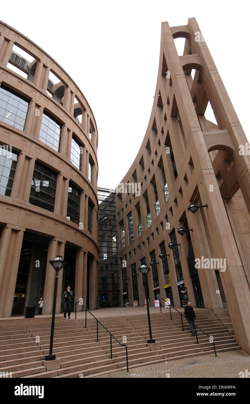 Vancouver. 18Th Oct, 2013. Photos prises le 19 décembre 2013 montre la bibliothèque publique de Vancouver qui a été classé numéro un la bibliothèque publique dans le monde en Allemagne Université Heinrich Heine de Düsseldorf. Ils ont étudié les bibliothèques dans 31 villes à travers le monde et Vancouver est arrivé en tête. Chicago, San Francisco, Shanghai et Toronto ont été également dans le top cinq. Au bas de la liste sont les bibliothèques publiques de Francfort, Londres et Dubaï. © Sergei Bachlakov/Xinhua/Alamy Live News Banque D'Images