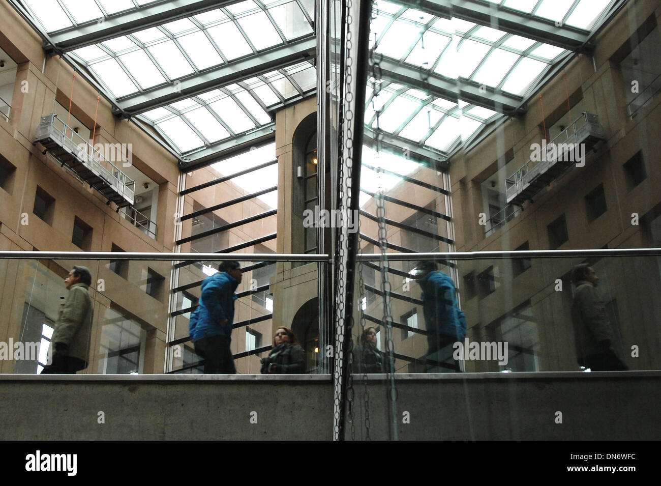 Vancouver. 18Th Oct, 2013. Les gens entrent dans la bibliothèque publique de Vancouver qui a été classé numéro un la bibliothèque publique dans le monde en Allemagne Université Heinrich Heine de Düsseldorf, le 19 décembre 2013. Ils ont étudié les bibliothèques dans 31 villes à travers le monde et Vancouver est arrivé en tête. Chicago, San Francisco, Shanghai et Toronto ont été également dans le top cinq. Au bas de la liste sont les bibliothèques publiques de Francfort, Londres et Dubaï. © Sergei Bachlakov/Xinhua/Alamy Live News Banque D'Images