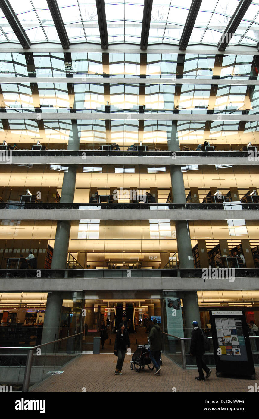 Vancouver. 18Th Oct, 2013. Les gens entrent dans la bibliothèque publique de Vancouver qui a été classé numéro un la bibliothèque publique dans le monde en Allemagne Université Heinrich Heine de Düsseldorf, le 19 décembre 2013. Ils ont étudié les bibliothèques dans 31 villes à travers le monde et Vancouver est arrivé en tête. Chicago, San Francisco, Shanghai et Toronto ont été également dans le top cinq. Au bas de la liste sont les bibliothèques publiques de Francfort, Londres et Dubaï. © Sergei Bachlakov/Xinhua/Alamy Live News Banque D'Images