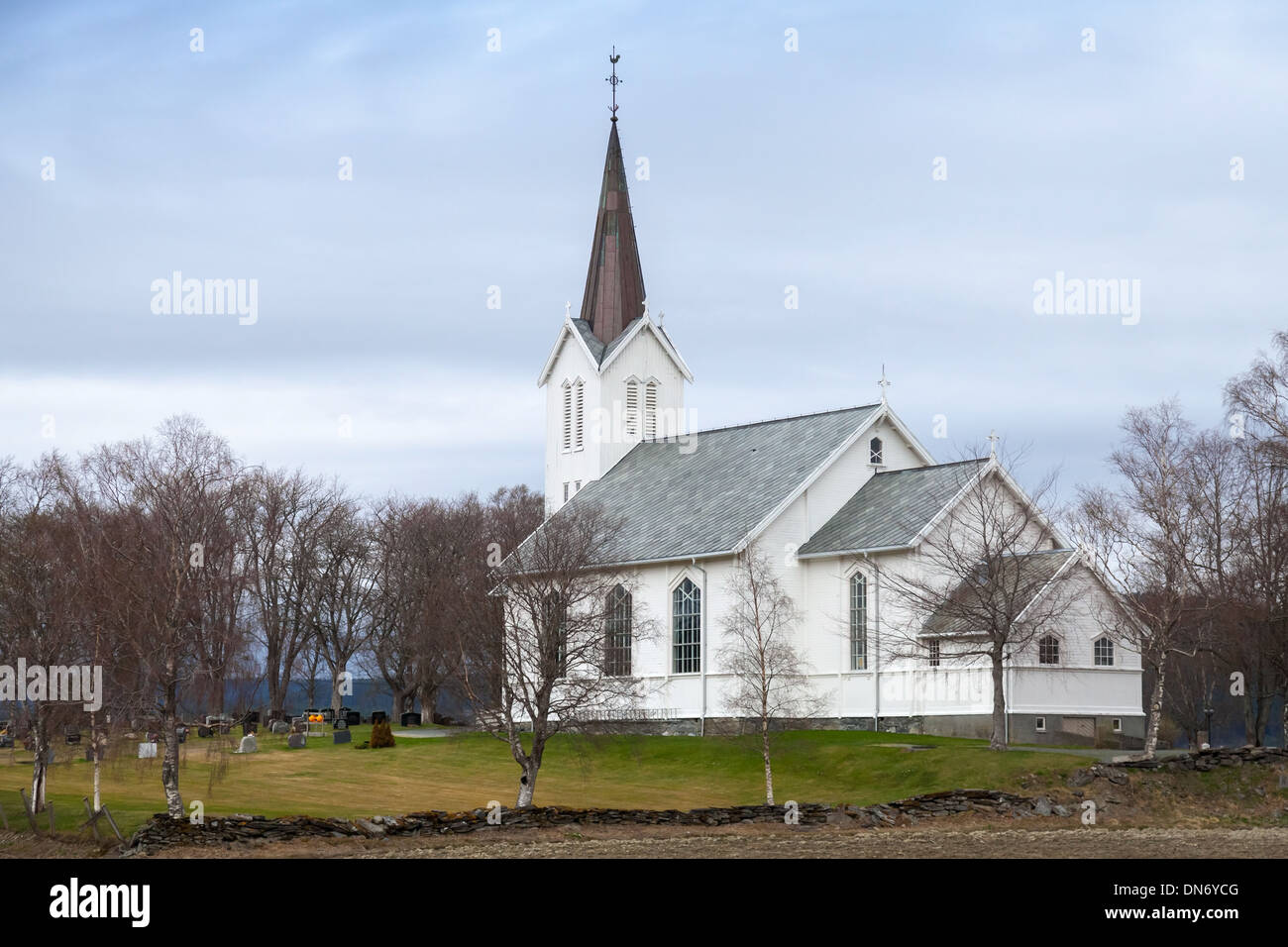 En bois blanc traditionnel de l'Église luthérienne norvégienne dans petit village Banque D'Images