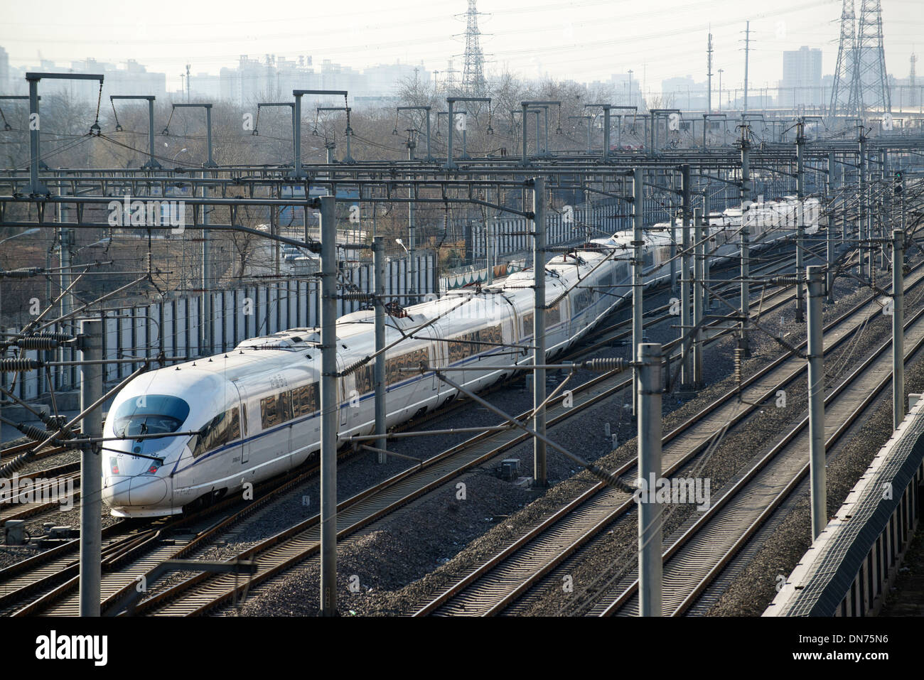 Un train à grande vitesse va passer en gare sud de Beijing, à Beijing, en Chine. 15-Déc-2013 Banque D'Images