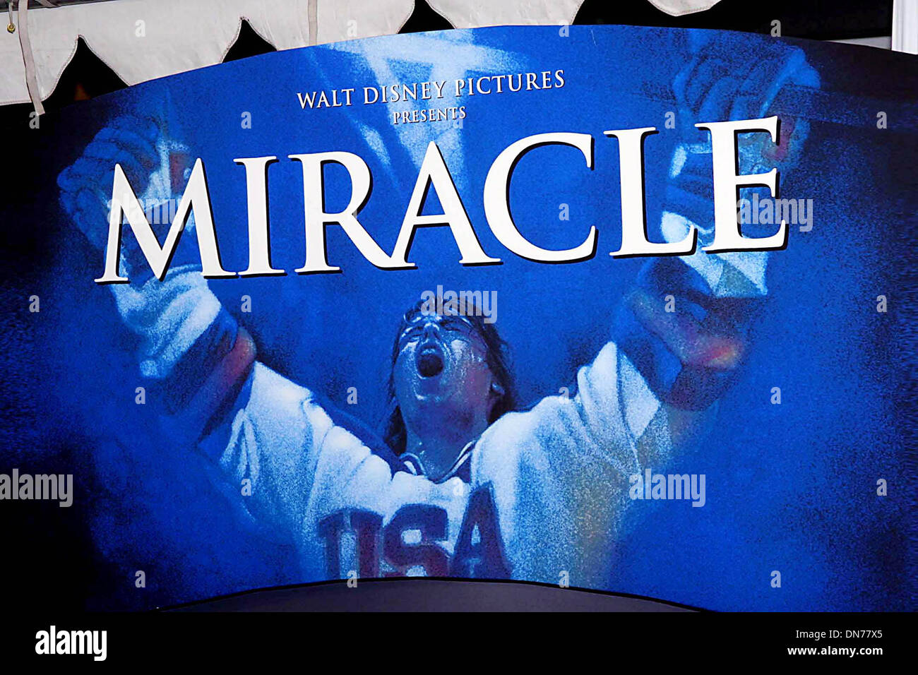 1er janvier 1980 - K34541TR 2/2/04.PREMIERE DE MIRACLE''''.LE EL CAPITAN THEATRE 6838 Hollywood Blvd..HOLLYWOOD CA..film de l'affiche. TOM RODRIGUEZ/ 2004.(Image Crédit : © Globe Photos/ZUMAPRESS.com) Banque D'Images