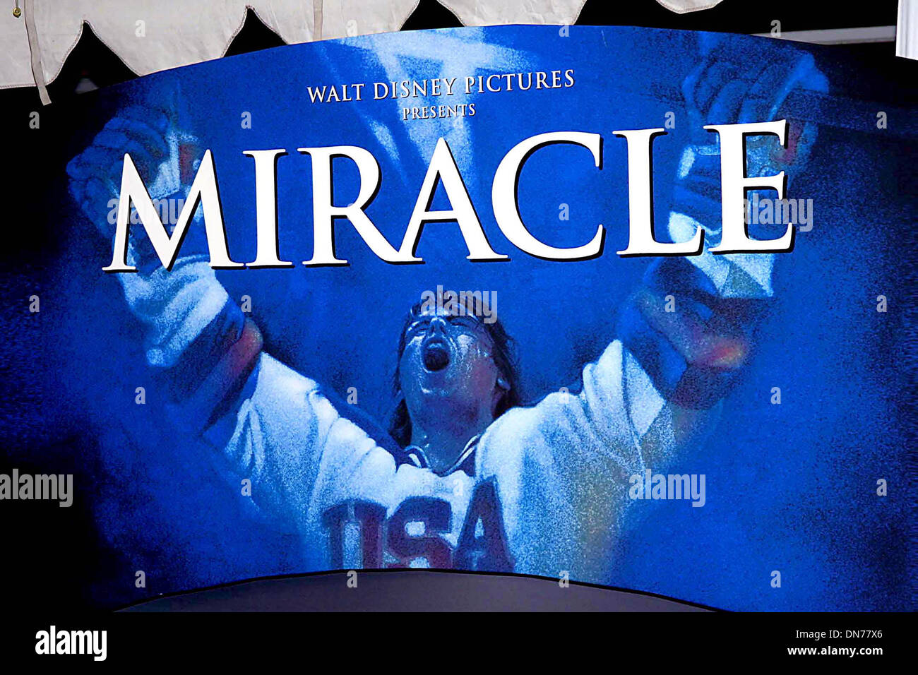 1er janvier 1980 - K34541TR 2/2/04.PREMIERE DE MIRACLE''''.LE EL CAPITAN THEATRE 6838 Hollywood Blvd..HOLLYWOOD CA..film de l'affiche. TOM RODRIGUEZ/ 2004.(Image Crédit : © Globe Photos/ZUMAPRESS.com) Banque D'Images