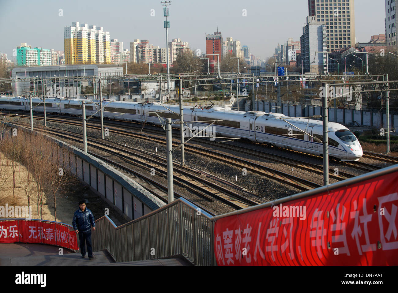 Un train à grande vitesse quitte Beijing south station à Beijing, Chine. 15-Déc-2013 Banque D'Images