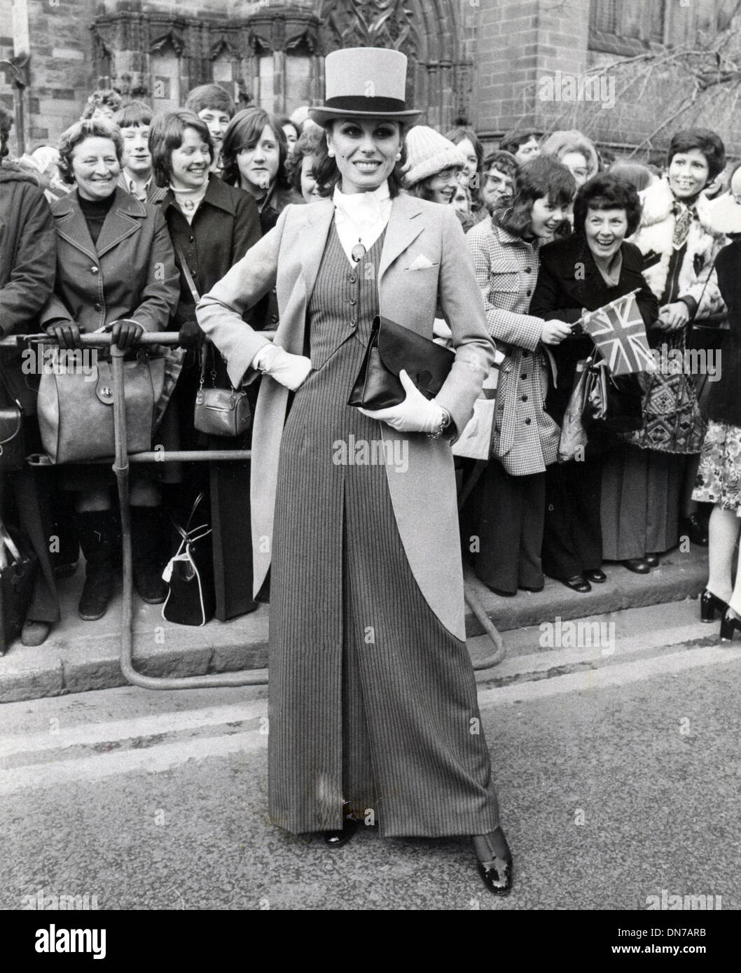 Mar. 10, 1975 - Londres, Angleterre, Royaume-Uni - Actrice Joanna Lumley et ex-petite amie du marié, a volé la vedette à son arrivée portant un manteau de queue et chapeau pour le mariage du Comte de Lichfield et Lady 007 Grosvenor. Banque D'Images