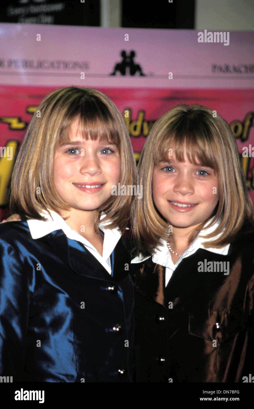 Le 17 janvier 1998 - K11117WW.MARY-Kate et Ashley Olsen LIVRE SIGNANT LES NOUVELLES AVENTURES DE MARY KATE ET ASHLEY à Barnes & Noble À NEW YORK 01-17-1998. WALTER WEISSMAN-(PHOTOS Image : © Crédit Photos Globe/ZUMAPRESS.com) Banque D'Images