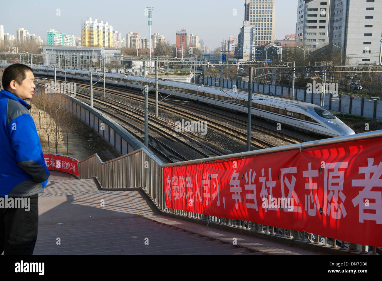 Un homme regarde un RSC train de quitter la gare sud de Beijing, à Beijing, en Chine. 15-Déc-2013 Banque D'Images