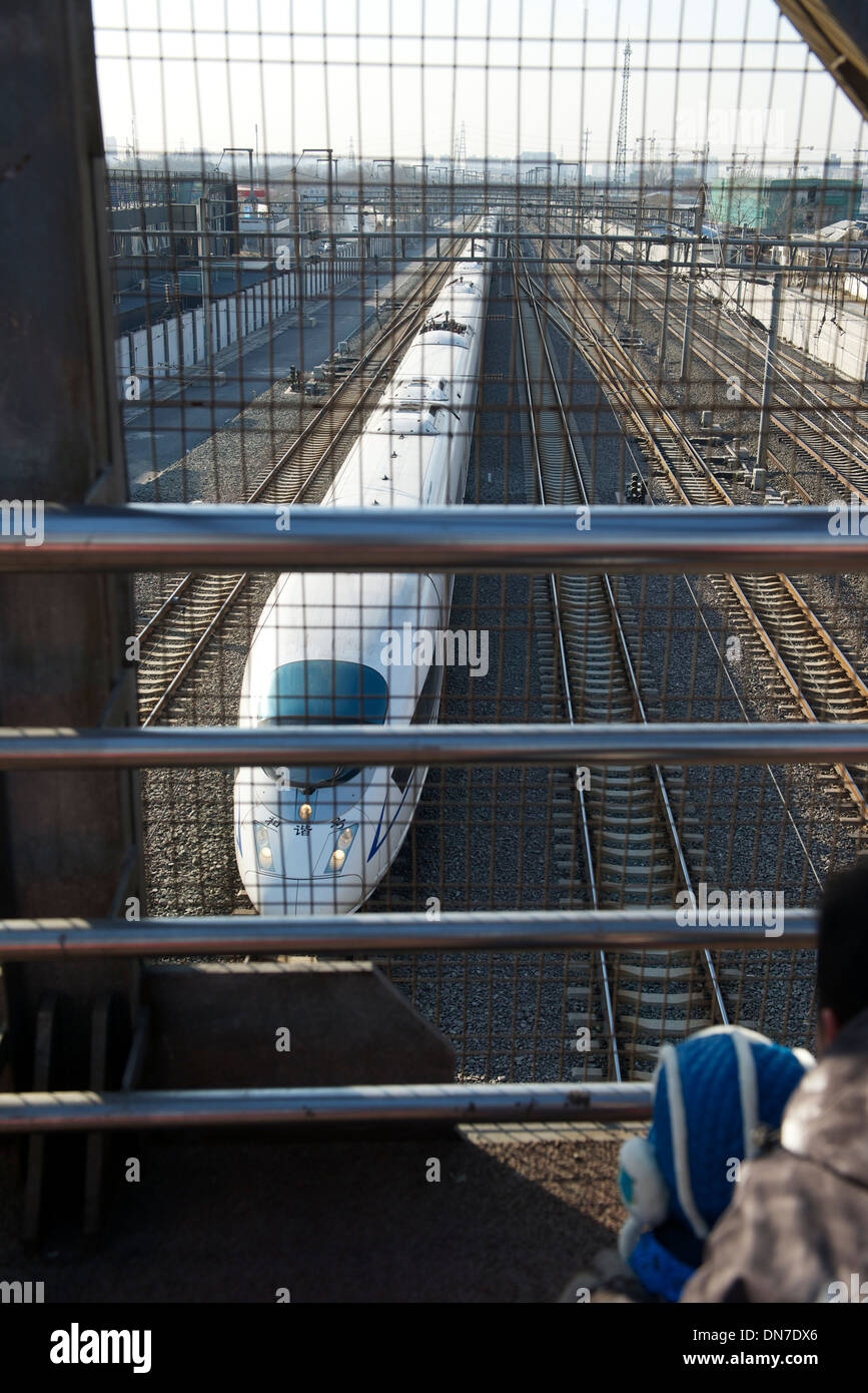 Un train à grande vitesse va passer en gare sud de Beijing, à Beijing, en Chine. 15-Déc-2013 Banque D'Images