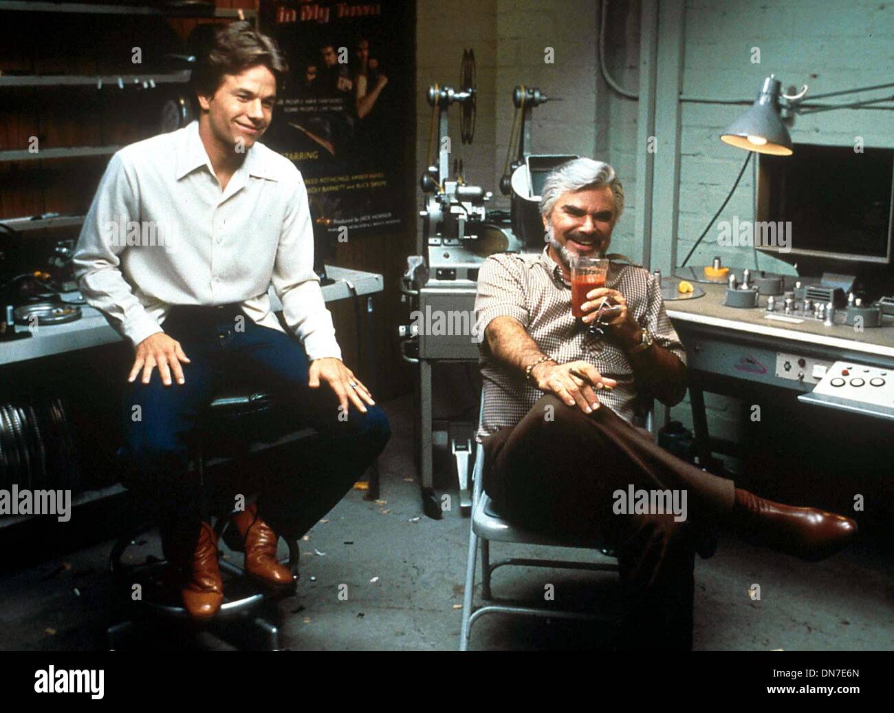 Le 5 novembre 2002 - K9951ES.''Boogie Nights '' .Mark Wahlberg.Burt Reynolds.FOURNI PAR 1997.(Image Crédit : © Globe Photos/ZUMAPRESS.com) Banque D'Images