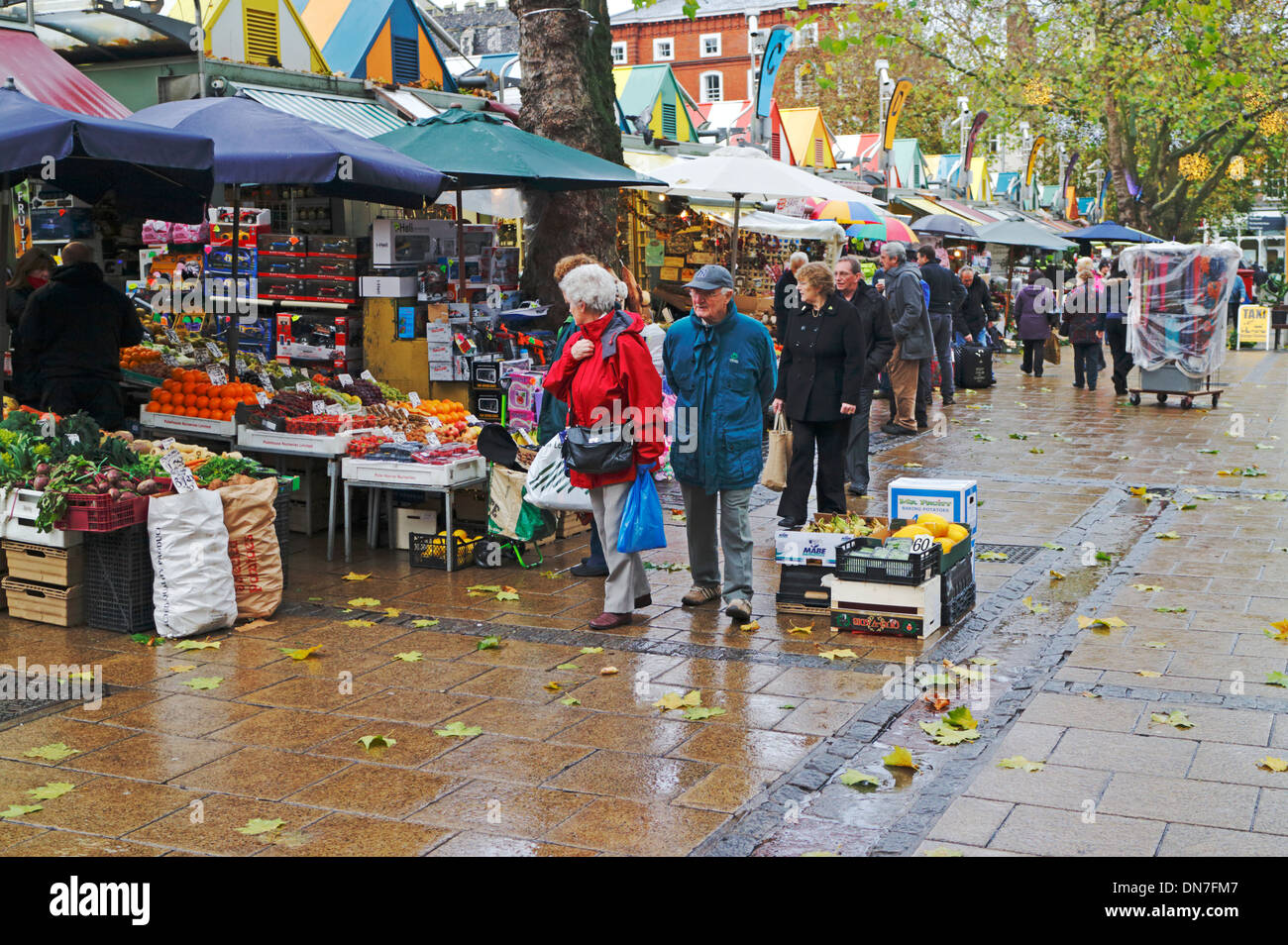 Shoppers sur une journée de décembre sur le marché du centre-ville de Norwich, Norfolk, Angleterre, Royaume-Uni. Banque D'Images