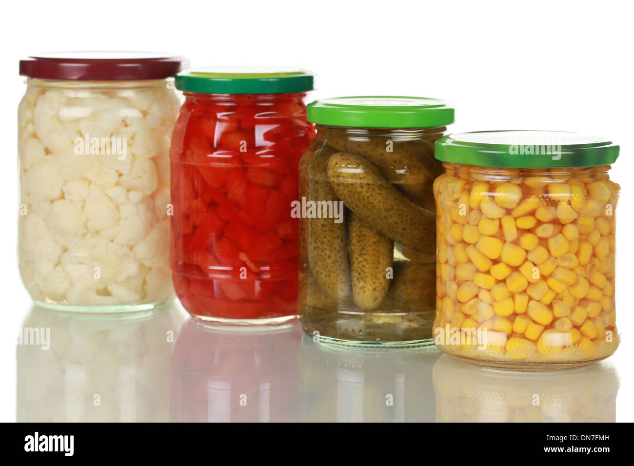 Conserves de légumes comme le maïs, le poivre, le chou-fleur et les cornichons dans des bocaux en verre Banque D'Images
