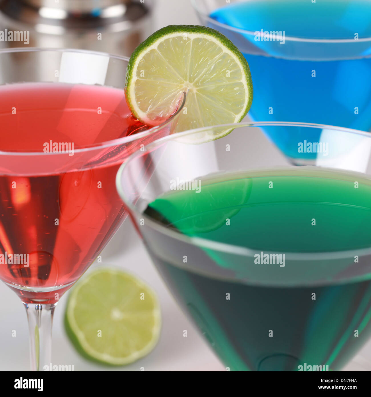 Cocktails tels que Cosmopolitan et curaçao bleu dans les verres Banque D'Images