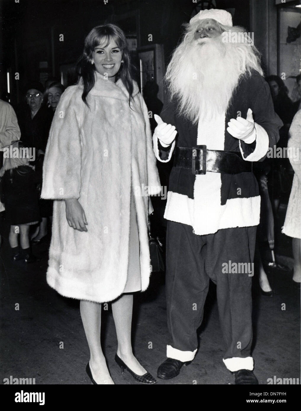 Le 3 Decembre 1965 Rome Italie Actrice Antonella Lualdi Parle Avec Santa Claud Sur Sa Marche A Travers Via Frattino Elle A Cesse De Demander Des Cadeaux Pour Ses Enfants