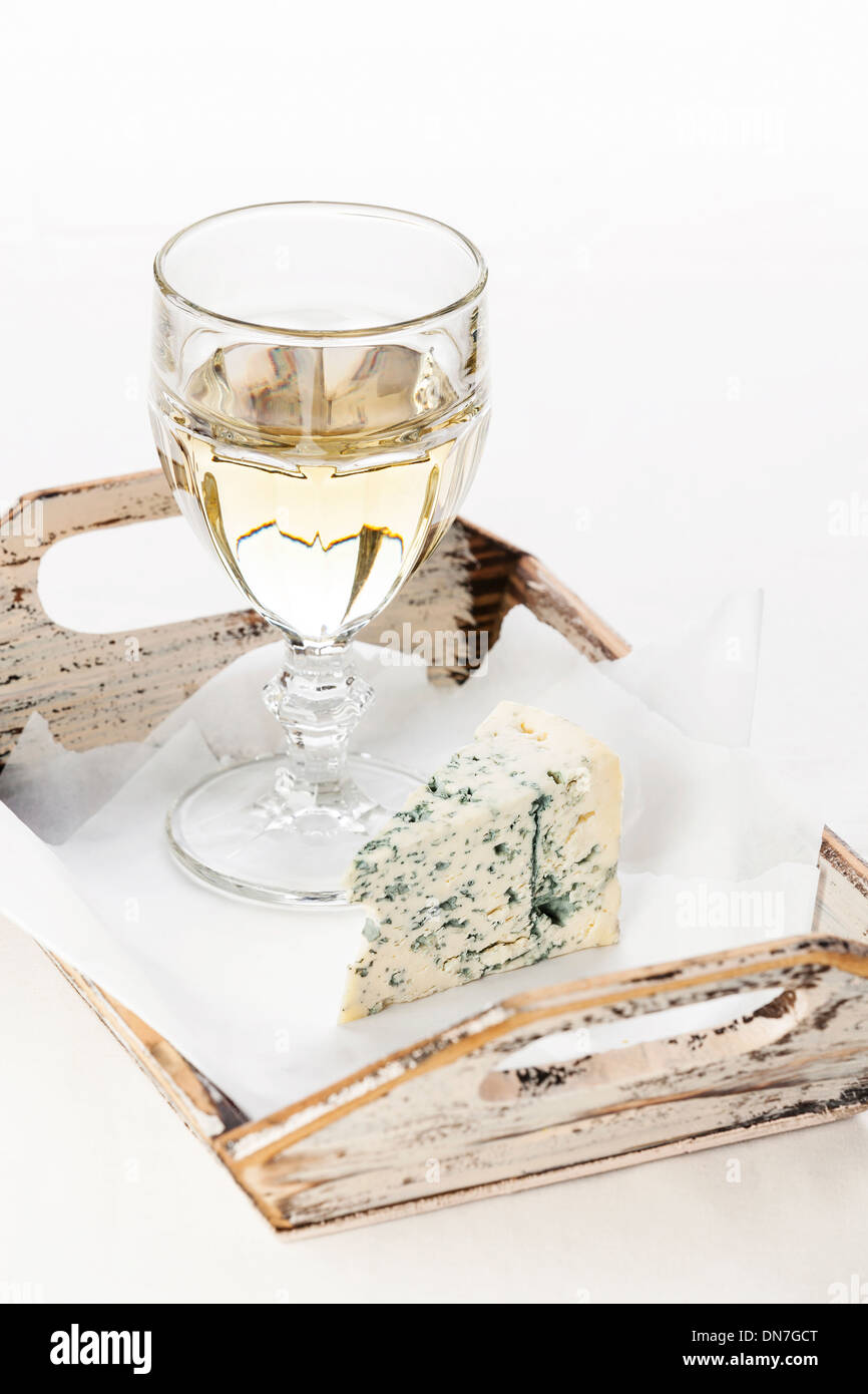 Verre de vin blanc et Dor au fromage bleu, on tray Banque D'Images