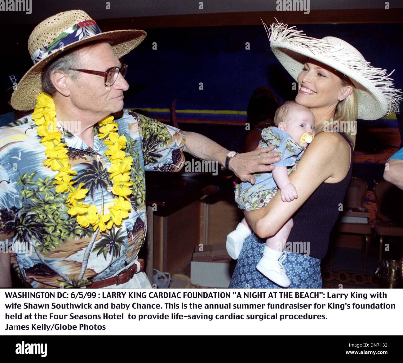 5 Juin 1999 06 05 99 Washington Dc Larry King Cardiac Doundation Une Nuit A La Plage Larry King Avec Epouse Shawn Southwick Et Bebe Chance C Est L Ete Annuel De Levee De Fonds Pour La
