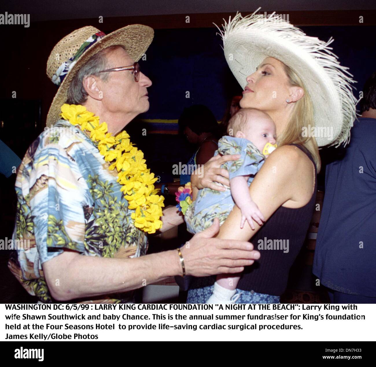 5 Juin 1999 06 05 99 Washington Dc Larry King Cardiac Foundation Une Nuit A La Plage Larry King Avec Epouse Shawn Southwick Et Chance Bebe C Est L Ete Annuel De Levee De Fonds Pour La