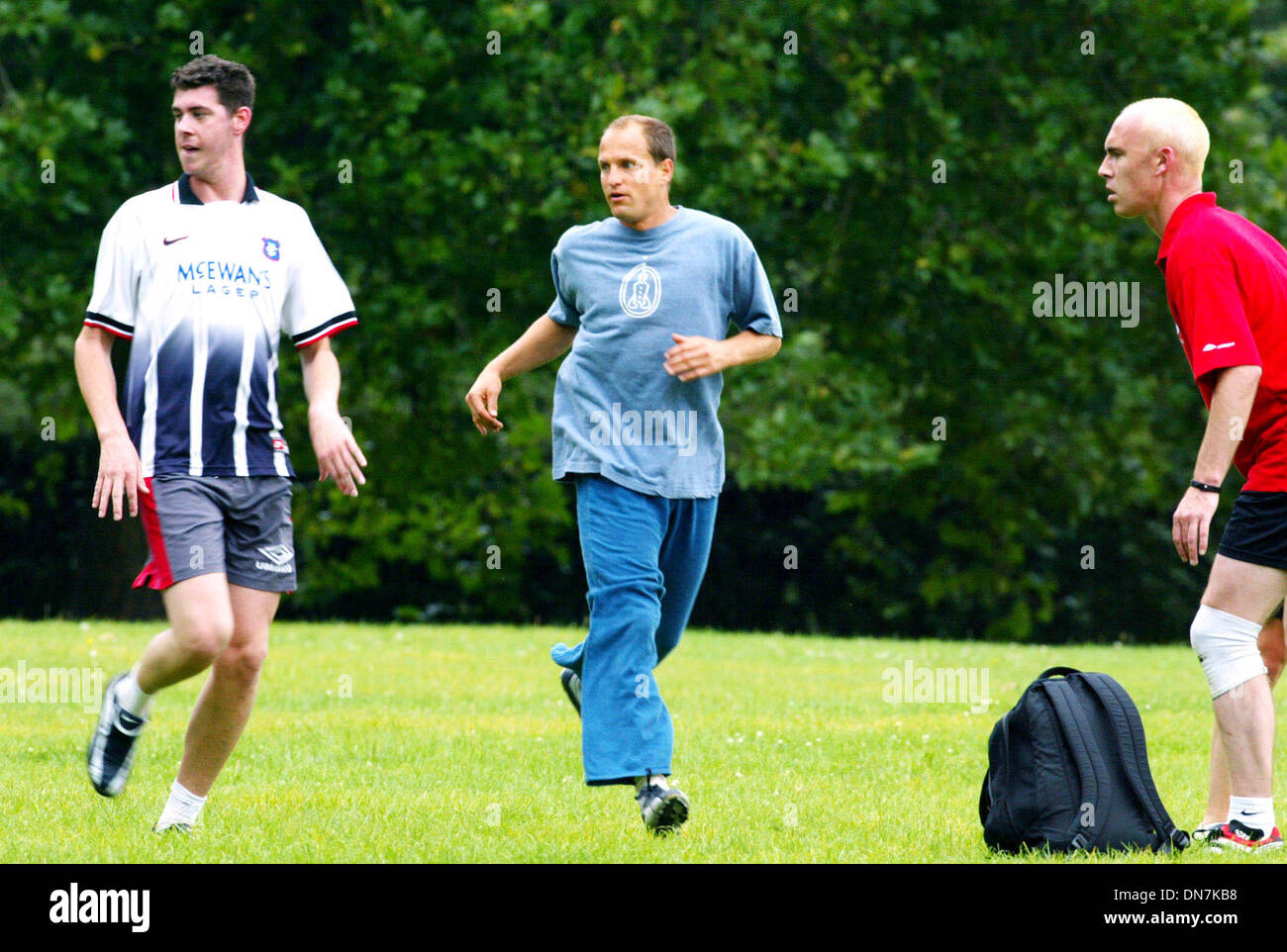 Le 5 novembre 2002 - Londres, Grande-Bretagne - '''' EXCLUSIVE.Woody Harrelson.-l'exécution d'un jeu de football, qu'il s'associe à sur une base régulière. Il joue un peu de ''football'' dans les états et nous avions envie d'un jeu ou deux tout en restant dans le pays..-Regents Park, Londres../ linkUK 2002.K27050.(****VEUILLEZ APPELER POUR USAGE*(Image Crédit : © Globe Photos/ZUMAPRESS.com) Banque D'Images