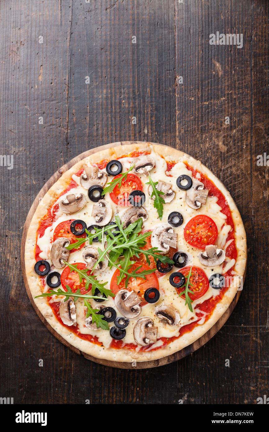 Pizza aux champignons et ruccola sur table en bois Banque D'Images