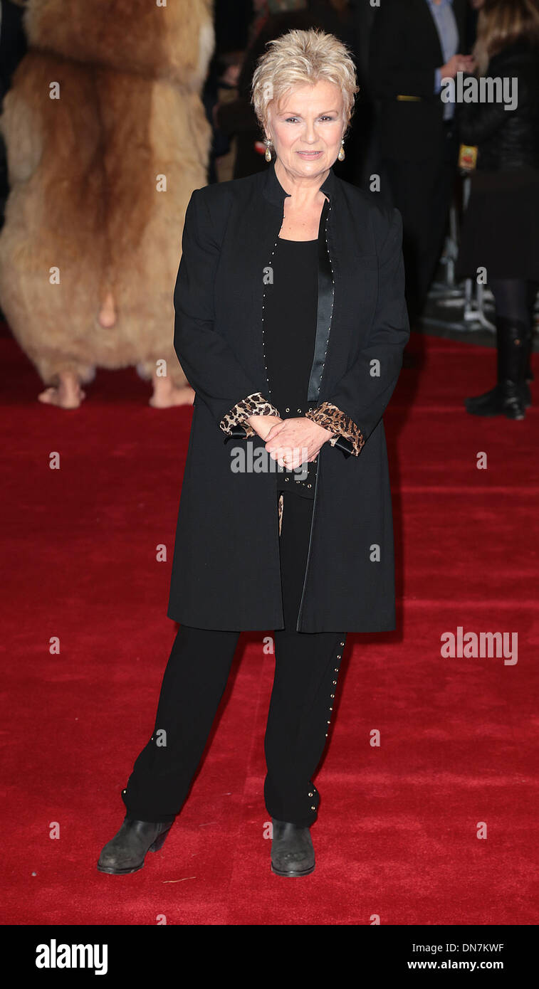 Londres, Royaume-Uni, le 19 décembre 2013 Julie Walters arrive à vue West End, pour la première mondiale d'Harry Hill : Le film Photo : Alamy/MRP Live News Banque D'Images