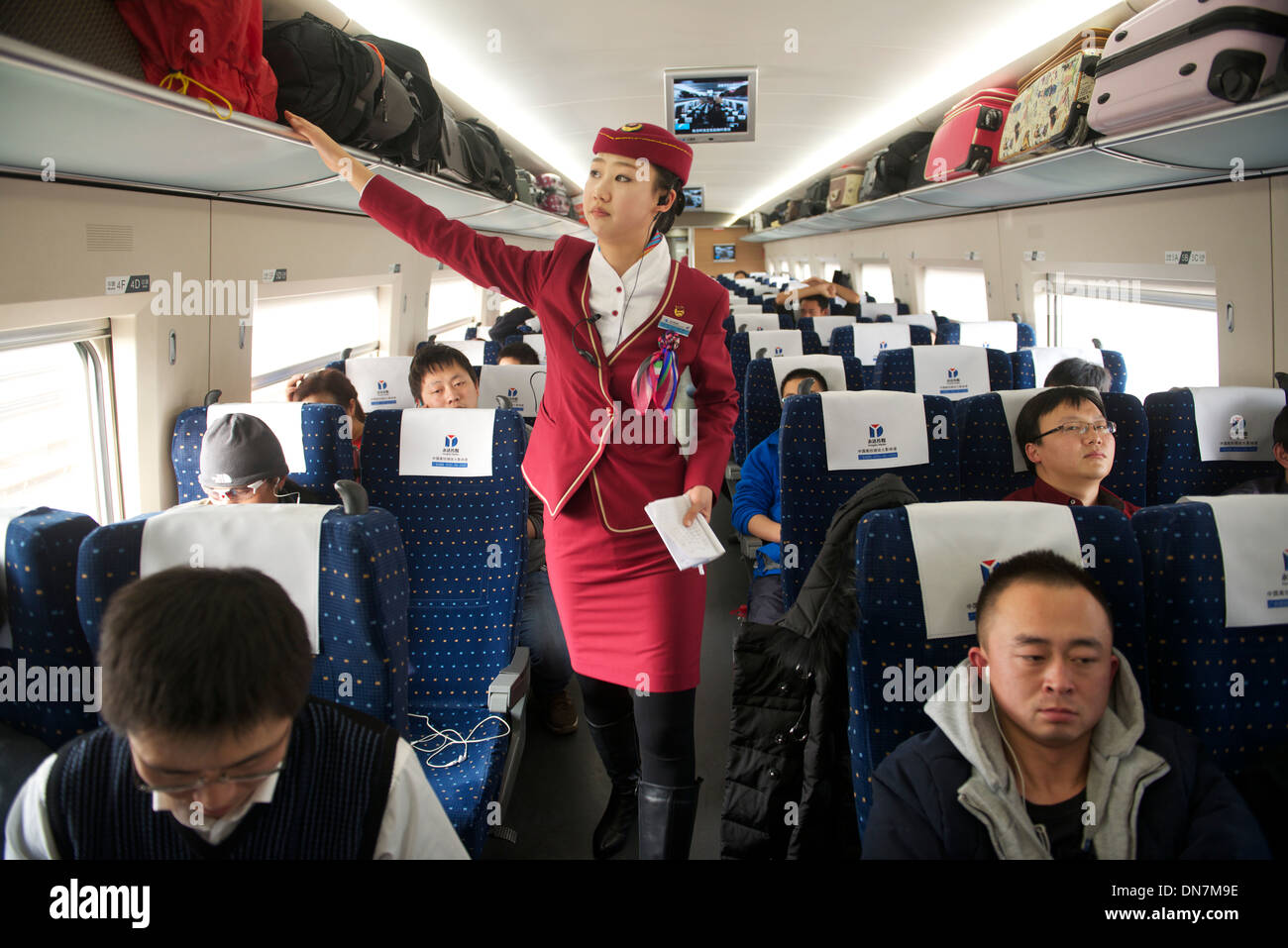 Une dame d'orchestre vérifie sur un yoga CRH train de Pékin à Changsha en Chine. 04-Déc-2013 Banque D'Images