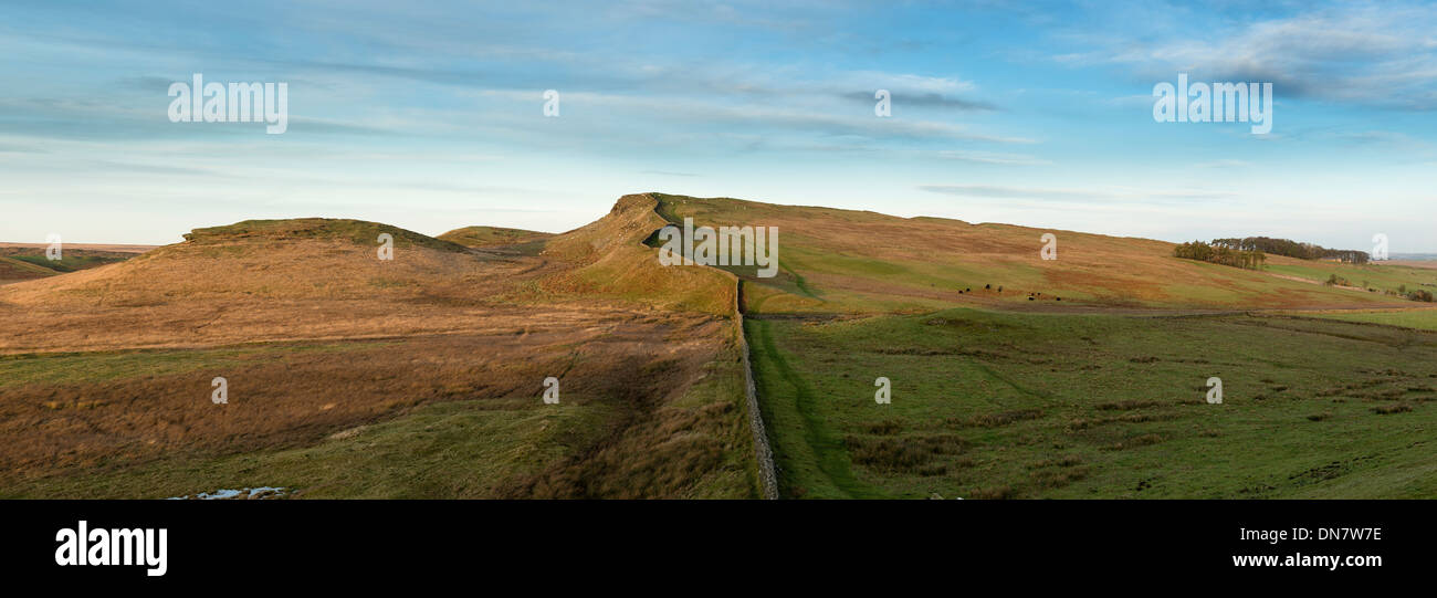 Mur d'Hadrien et Sewingshields Crag à Northumberland Banque D'Images