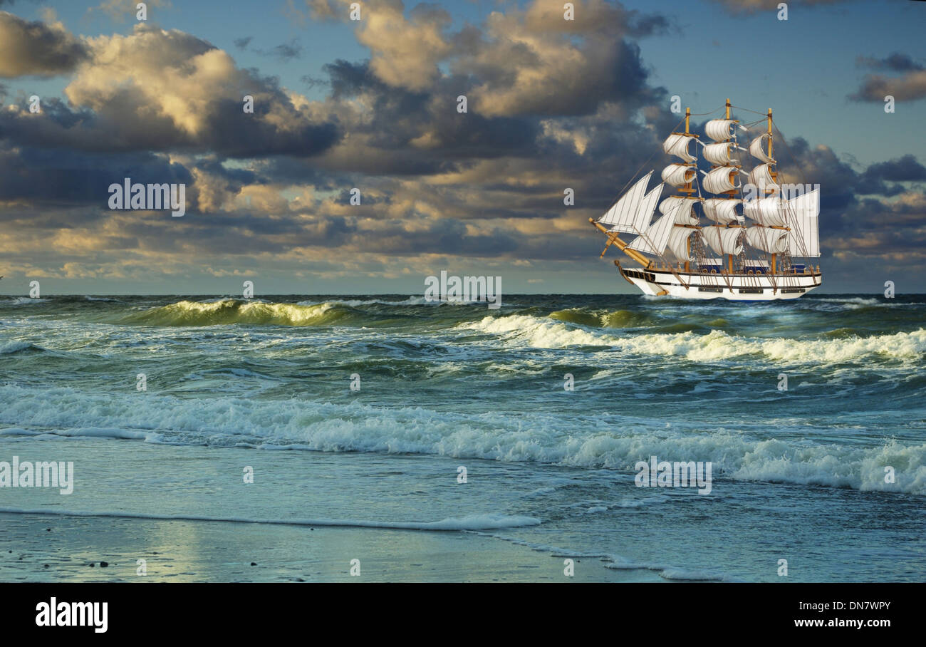 La mer qui coule avec voile de navire sur le fond de ciel Banque D'Images