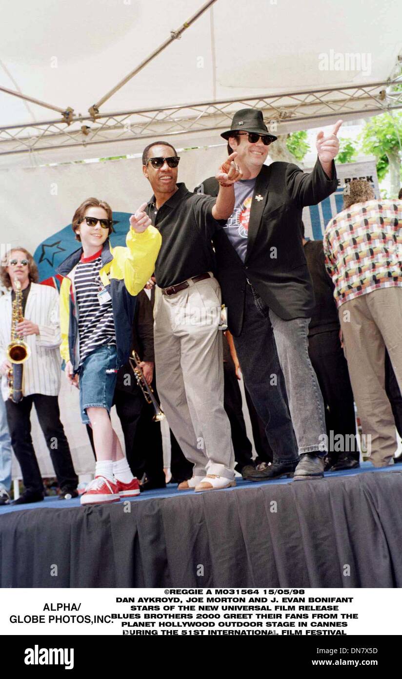 14 mai 1998 - Dan AYKROYD, Joe Morton et J. EVAN BONIFANT STARS DE LA NOUVELLE PRESTATION UNIVERSELLE POUR LA PRESSE Blues Brothers 2000 ACCUEILLENT LES FANS DE LA SCÈNE EXTÉRIEURE du Planet Hollywood à CANNES LORS DU 51E FESTIVAL INTERNATIONAL DU FILM.(Image Crédit : © Globe Photos/ZUMAPRESS.com) Banque D'Images