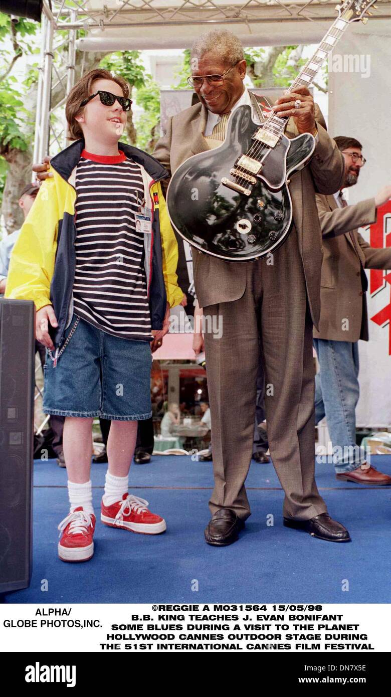 14 mai 1998 - B.B. J. EVAN BONIFANT ENSEIGNE ROI DU BLUES AU COURS D'UNE VISITE AU PLANET HOLLYWOOD CANNES SCÈNE EXTÉRIEUR AU COURS DE LA 51E FESTIVAL INTERNATIONAL DU FILM DE CANNES.(Image Crédit : © Globe Photos/ZUMAPRESS.com) Banque D'Images
