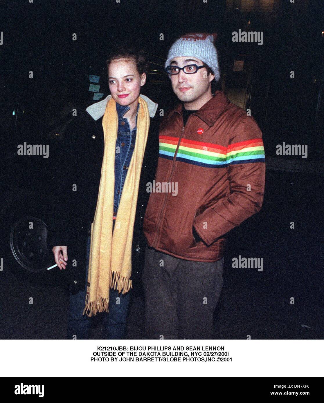 27 février 2001 - K21210JBB : BIJOU PHILLIPS et Sean Lennon .à l'EXTÉRIEUR DE L'IMMEUBLE DAKOTA, NYC 02/27/2001. JOHN BARRETT/(2001 Image : © Crédit Photos Globe/ZUMAPRESS.com) Banque D'Images