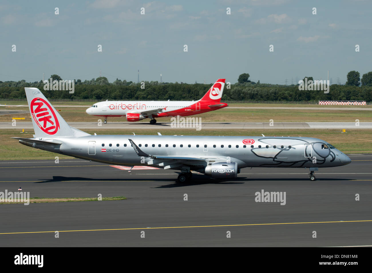 Niki Airways et Air Berlin, avions de l'aéroport international de Düsseldorf Allemagne Banque D'Images