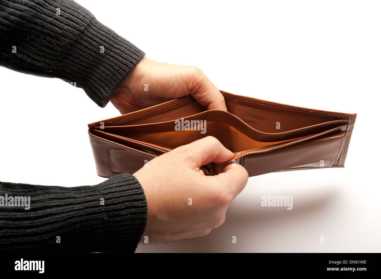 Homme montrant un porte-monnaie vide Photo Stock - Alamy
