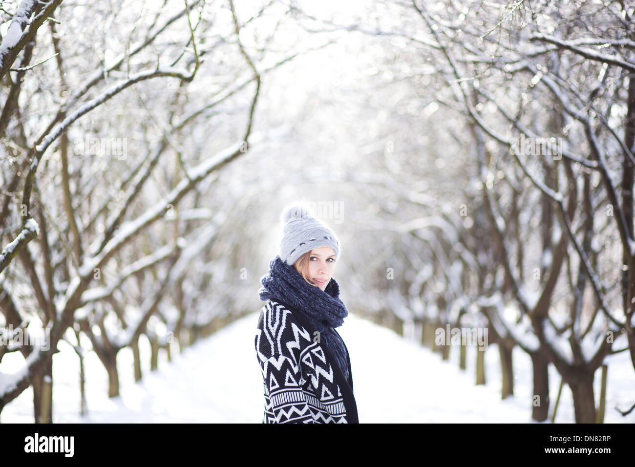 Portrait d'une jeune femme dans la neige Photo Stock - Alamy