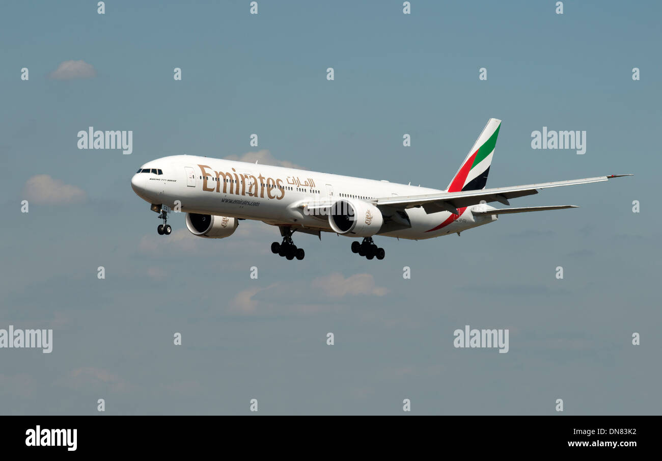 Unis avion Boeing 777-300 à l'atterrissage à l'aéroport international de Düsseldorf Banque D'Images