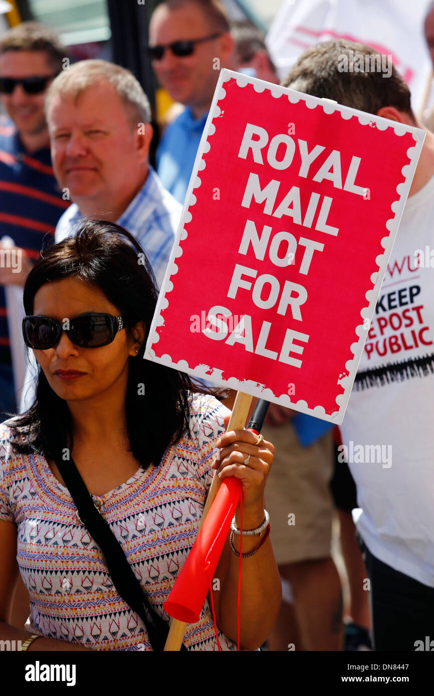 Travailleurs et travailleuses des postes et les militants de la Communication Workers Union de protestation devant le siège de la Royal Mail Banque D'Images