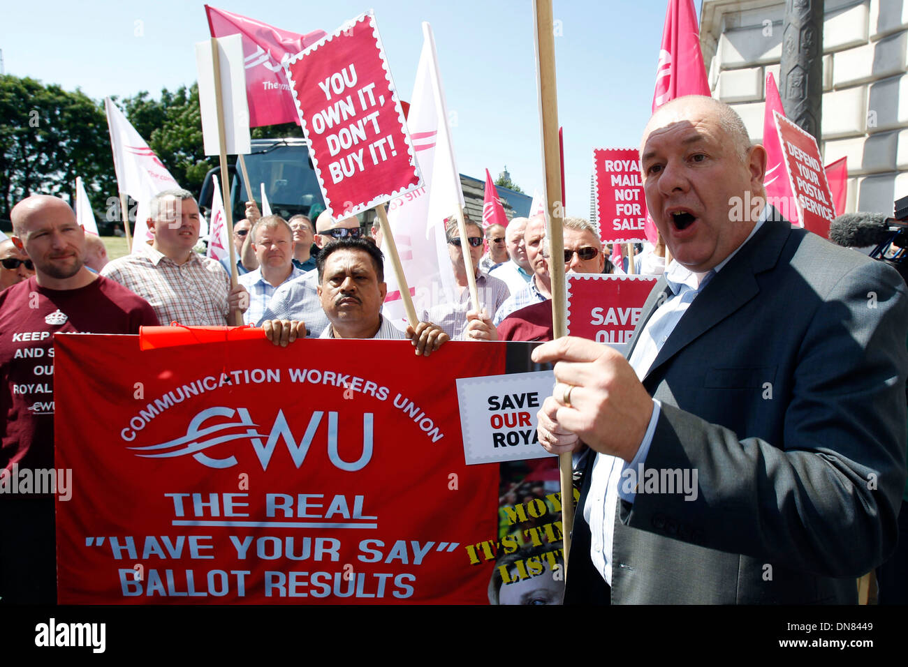 Travailleurs et travailleuses des postes et les militants de la Communication Workers Union de protestation devant le siège de la Royal Mail Banque D'Images