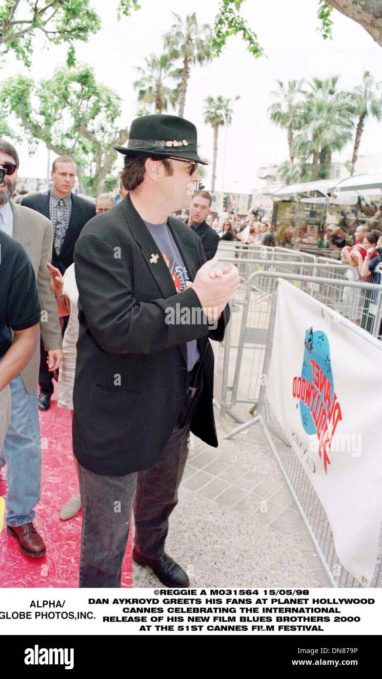 14 mai 1998 - Dan AYKROYD SALUE SES FANS AU PLANET HOLLYWOOD CANNES CÉLÉBRATION DE LA SORTIE DE SON NOUVEAU FILM Blues Brothers 2000.(Image Crédit : © Globe Photos/ZUMAPRESS.com) Banque D'Images