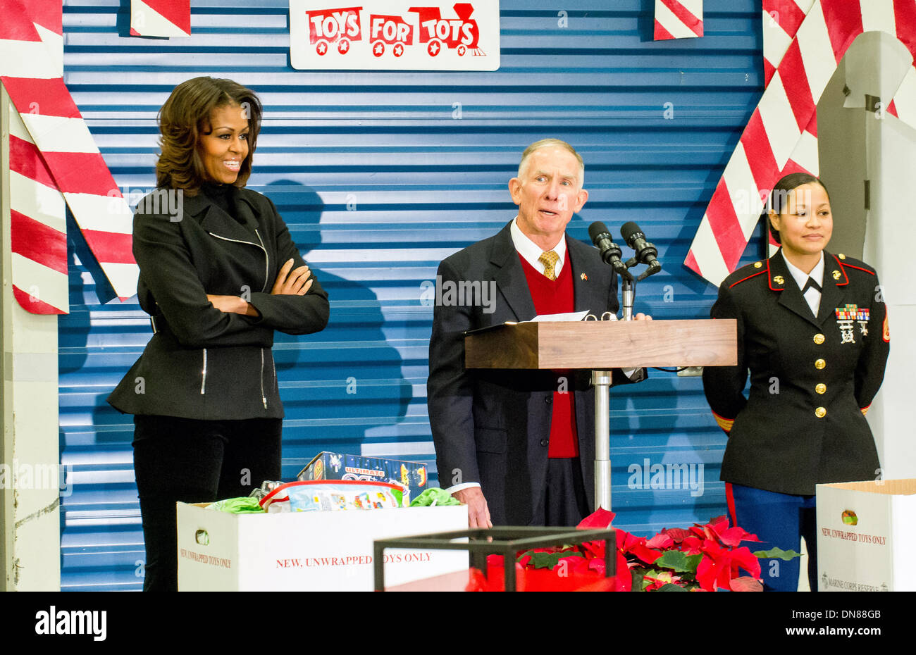 Première Dame Michelle Obama avec le général de Marine à la retraite Pete Osman, président et chef de la Marine Toys for Tots Fondation au cours de la Marine Corps campagne Toys for Tots at Joint Base Anacostia-Bolling le 19 décembre 2013 à Washington, DC. Banque D'Images