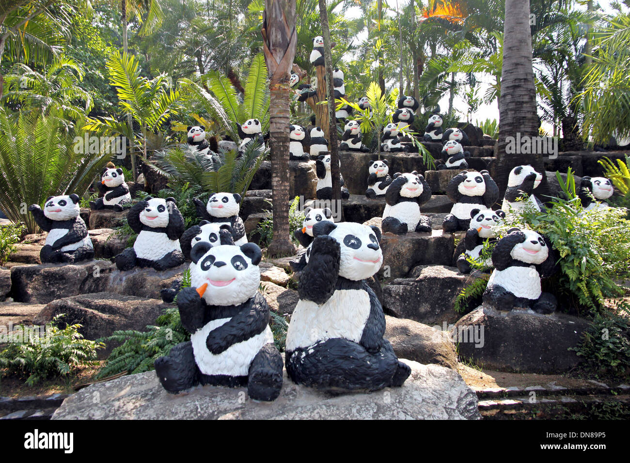 Beaucoup de Panda statue en parc. Banque D'Images