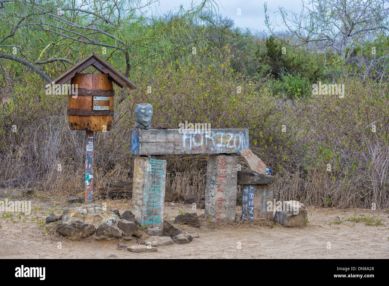 Bureau de poste Barrel encore en usage depuis 1792, l'île de Floreana, Galapagos, Equateur Banque D'Images