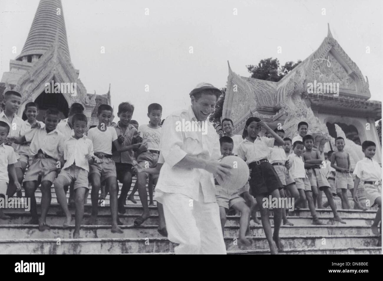 Le 26 novembre 2002 - USA - Danny Kaye AVEC ENFANTS EN THAÏLANDE (UNESCO)(Image Crédit : © Globe Photos/ZUMAPRESS.com) Banque D'Images