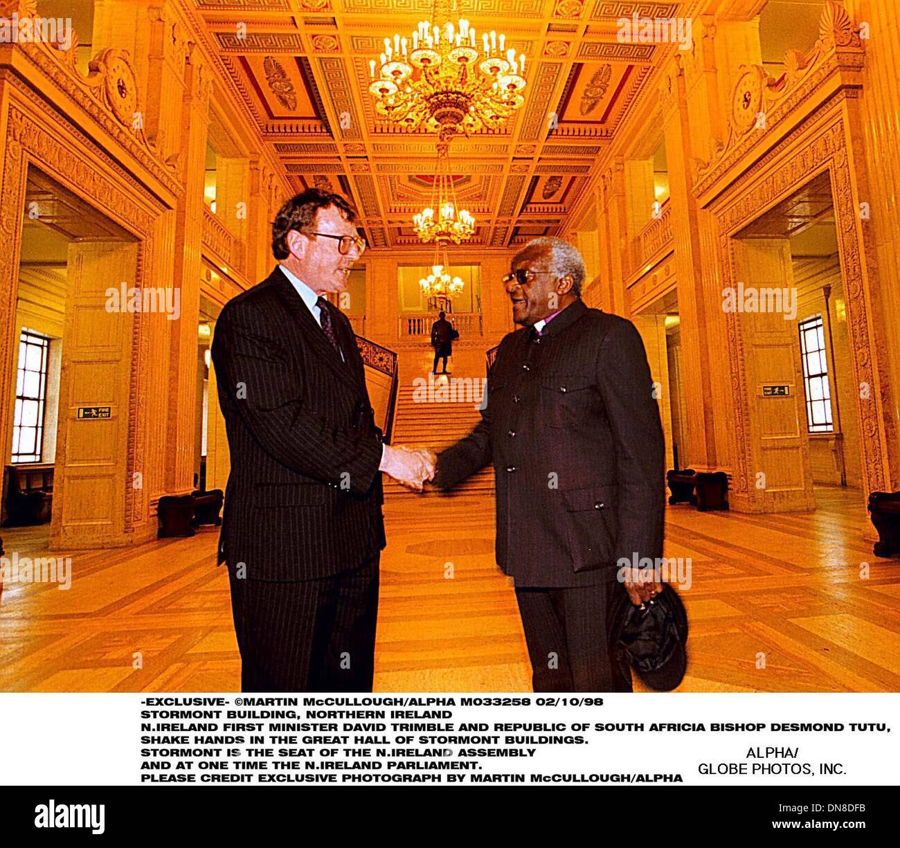 Le 2 octobre 1998 - N.IRELAND PREMIER MINISTRE DAVID TRIMBLE ET RÉPUBLIQUE D'AFRICIA L'évêque Desmond Tutu, SERRER LA MAIN DANS LA GRANDE SALLE DE STORMONT BÂTIMENTS. STORMONT EST LE SIÈGE DE L'ASSEMBLÉE DE L'IRLANDE ET N.EN UNE FOIS LE PARLEMENT. IRLANDE PIC EXCLUSIVE PAR MARTIN MC CULLOUGH(Image Crédit : © Globe Photos/ZUMAPRESS.com) Banque D'Images