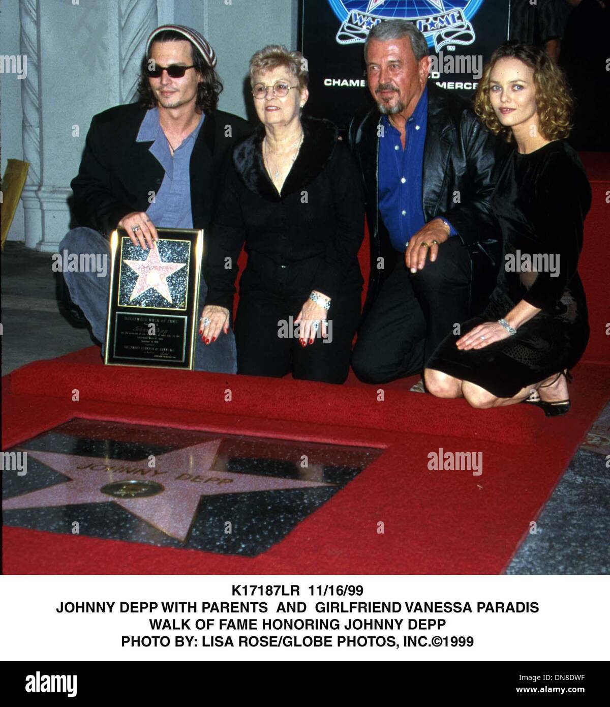 16 novembre 1999 - K17187LR 11/16/99.Johnny Depp AVEC PARENTS ET PETITE AMIE Vanessa PARADIS.WALK OF FAME Hommage à Johnny Depp. LISA ROSE/(1999 Image : © Crédit Photos Globe/ZUMAPRESS.com) Banque D'Images