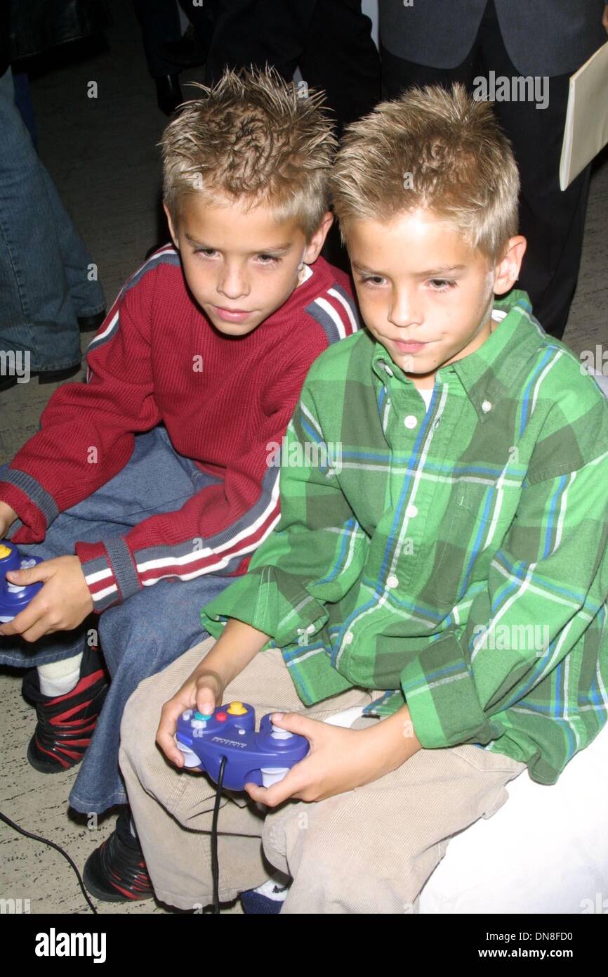 17 novembre 2001 - K23433JBB : PARTY DE LANCEMENT NINTENDO GAMECUBE À 60 Spring Street, NEW YORK CITY 11/17/01.DYLAN ET Cole Sprouse. JOHN BARRETT/ 2001. (D)(Image Crédit : © Globe Photos/ZUMAPRESS.com) Banque D'Images