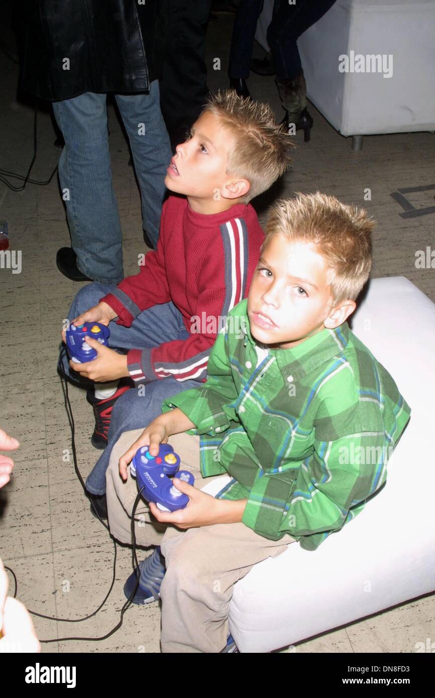17 novembre 2001 - K23433JBB : PARTY DE LANCEMENT NINTENDO GAMECUBE À 60 Spring Street, NEW YORK CITY 11/17/01.DYLAN ET Cole Sprouse. JOHN BARRETT/ 2001. (D)(Image Crédit : © Globe Photos/ZUMAPRESS.com) Banque D'Images