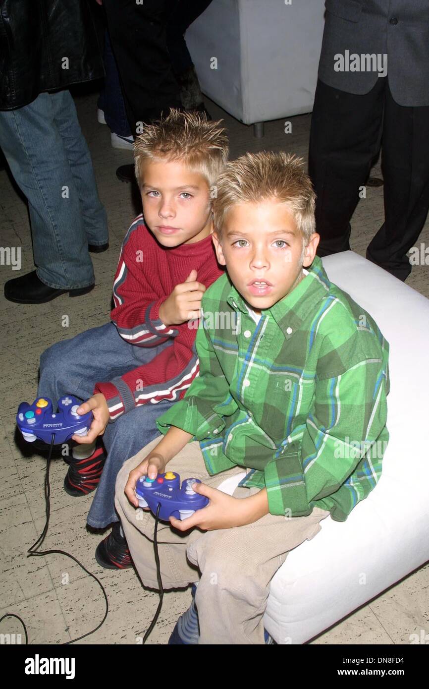 17 novembre 2001 - K23433JBB : PARTY DE LANCEMENT NINTENDO GAMECUBE À 60 Spring Street, NEW YORK CITY 11/17/01.DYLAN ET Cole Sprouse. JOHN BARRETT/ 2001. (D)(Image Crédit : © Globe Photos/ZUMAPRESS.com) Banque D'Images