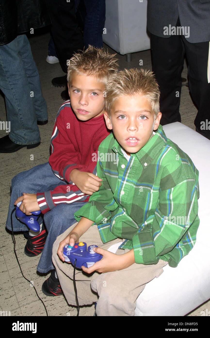 17 novembre 2001 - K23433JBB : PARTY DE LANCEMENT NINTENDO GAMECUBE À 60 Spring Street, NEW YORK CITY 11/17/01.DYLAN ET Cole Sprouse. JOHN BARRETT/ 2001. (D)(Image Crédit : © Globe Photos/ZUMAPRESS.com) Banque D'Images