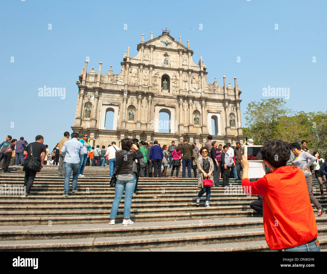 Les Touristes devant les ruines de St Paul's - une célèbre visite touristique à Macao (Macao), SARE de Chine Banque D'Images