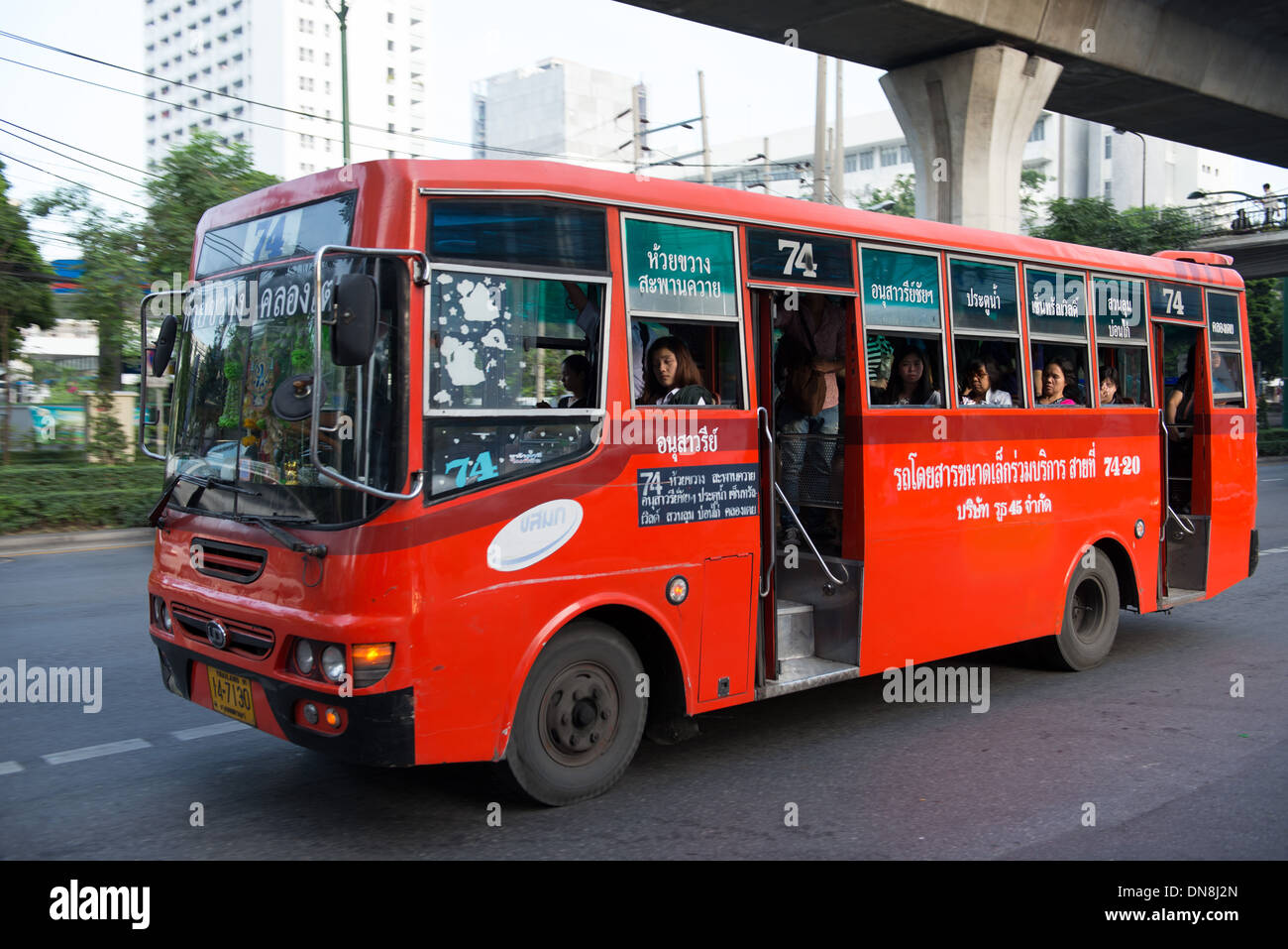 Beaucoup de vieux bus sont encore en cours à Bangkok et utilisé par les sections locales Banque D'Images