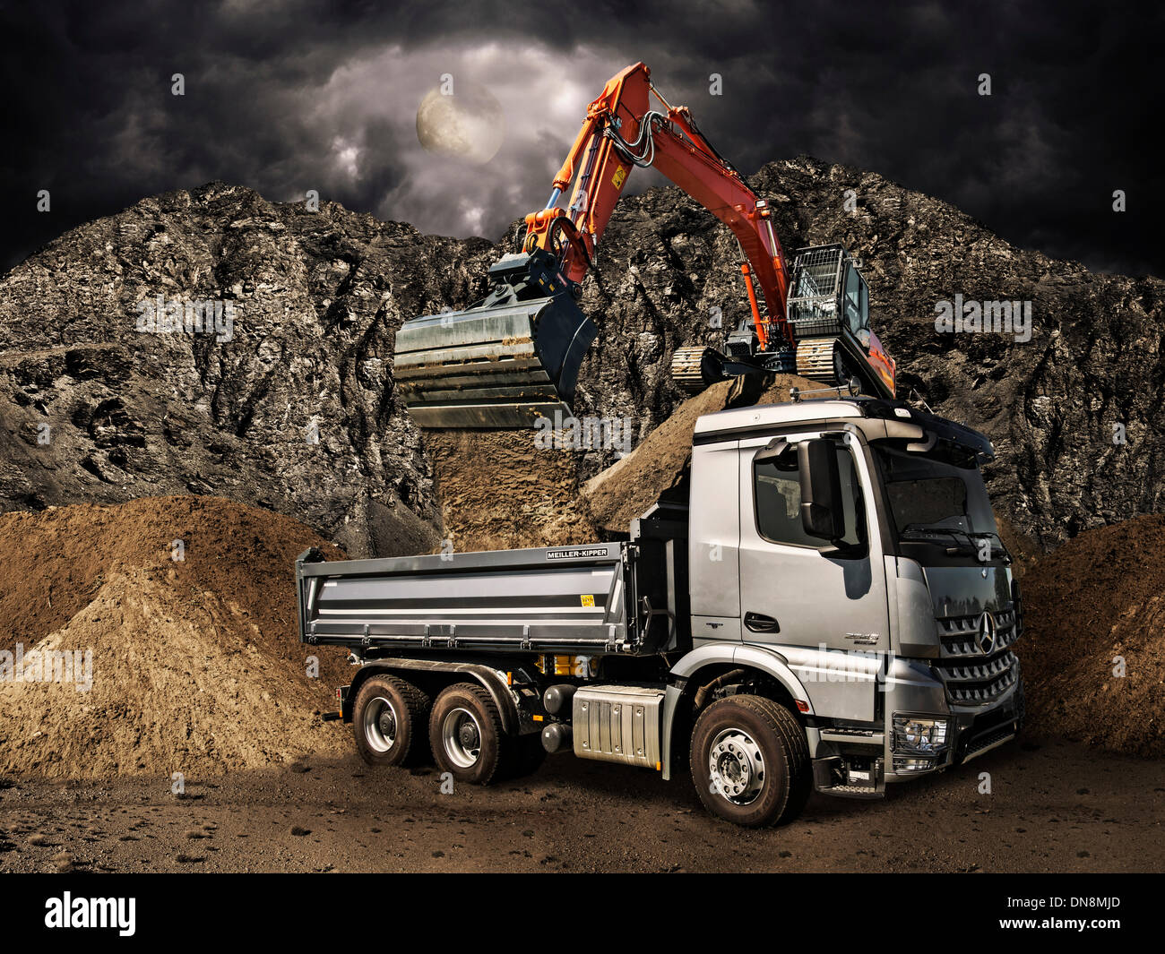 Pelle et camion sur un chantier de construction. Banque D'Images